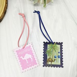 Pendentif en cuir imprimé UV avec motif chameau, souvenir promotionnel HR Dubaï, breloque de sac bohème avec lettres arabes du désert - Product Image 1