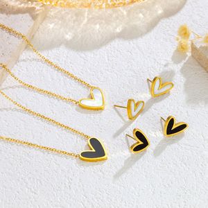 PFT Collar de Corazón Torcido Negro de Diseño de Lujo Ligero y Exclusivo, Chapado en Oro de 18K, de Acero Inoxidable, Conjunto de Joyería de Moda que Realza el Temperamento - Product Image 1