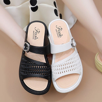 Vente en gros de tongs pour femmes en PVC à semelle épaisse, nouvelle mode estivale, confortables, respirantes, résistantes à l'usure, style classique, chaussures pour femmes