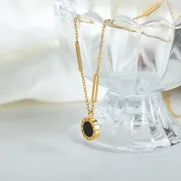 Kalung Liontin Fashion Baja Tahan Karat Desain Rantai Dekorasi Batang Panjang Berongga dengan Cakram Bulat Hitam Angka Romawi Retro yang Chic