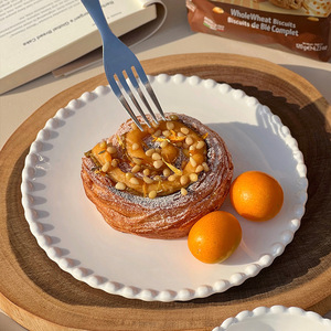 Assiette blanche pure à bordure perlée, assiette à dessert/gâteau, petit bol domestique, assiette de petit-déjeuner à bordure florale, céramique de style occidental - Product Image 1