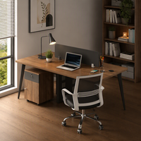Bureau d'ordinateur moderne et professionnel pour une personne, poste de travail linéaire pour la maison ou le bureau