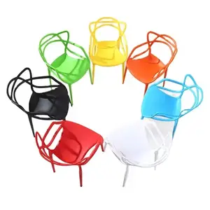 Sillas de exterior apilables coloridas y duraderas al por mayor, sillas de comedor maestras de plástico PP completas