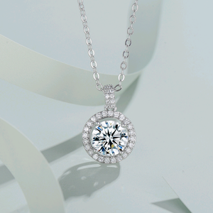 Collier classique rond avec halo de diamants de laboratoire, pendentif solitaire à taille ronde avec accents pavés en argent 925 - Product Image 2