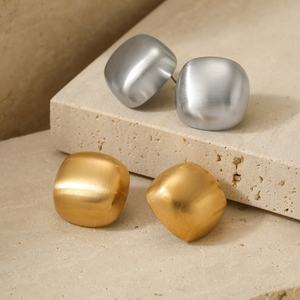 Boucles d'oreilles clous carrées dorées vintage pour femmes, finition mate brossée, en acier inoxydable, style classique, vente en gros - Product Image 1