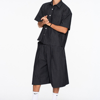 Setelan Dua Potong Pinstripe Buatan Khusus, Kemeja Lengan Pendek Kancing dan Celana Pendek Bermuda, Model Longgar dan Santai Gaya Streetwear Pria