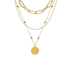Collana di perle a strati con catena a graffetta di nuovo arrivo collana a triplo strato con ciondolo a forma di regina di perle delicate placcate in oro in acciaio inossidabile - Product Image 1