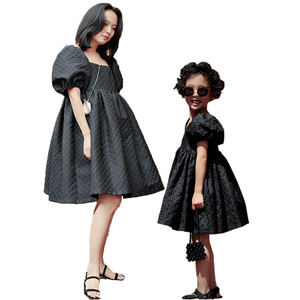 OEM ODM Vente à chaud Vente en gros Robes décontractées été noires à manches courtes pour maman et moi Tenues assorties pour la famille pour la fête d'anniversaire - Product Image 1
