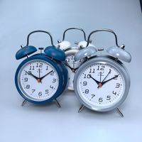 Jam Meja Analog 4-Inci dengan Bel Ganda yang Dapat Disesuaikan Secara Grosir, Desain Tradisional dengan Lampu Latar untuk Pelatihan Tidur dan Hadiah.