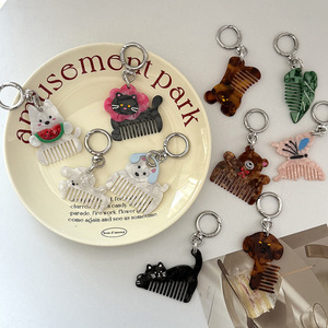 Mini peigne porte-clés en acétate à texture marbre, motif dessin animé, silhouette d'animal et de papillon, avec mousqueton métallique, portable pour sac et poche, pour coiffure - Product Image 1