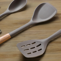 Ensemble d'ustensiles de cuisine en silicone et en bois écologique de style nordique de 12 pièces comprenant des outils de cuisson et des cuillères pour un usage domestique