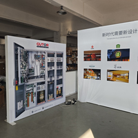 Mur d'affichage trois faces SEG pour stand d'exposition, avec fond graphique lumineux pour surveillance industrielle et marketing en salon professionnel