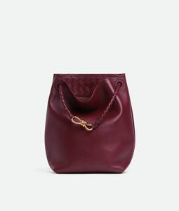 Sac seau Bottega BV Andiamo, sac seau en cuir de veau soyeux avec détail de nœud signature et bandoulière coulissante Veneta - Product Image 1
