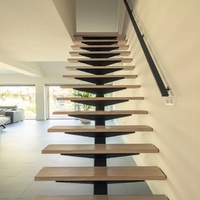 Escalier intérieur sur mesure Anewson avec marches en bois massif, structure en acier et garde-corps en verre pour maison et villa