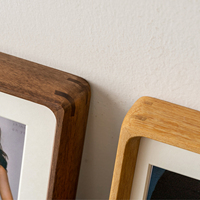 Meja Kayu Jati Solid Ramah Lingkungan Tahan Lama Buatan Tangan Bingkai Foto Berwarna Penuh Kreatif Cetak Giclee Logo Kustom Desain Modern