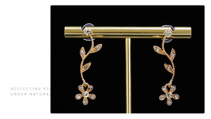 Conjunto de Tres Piezas Clásico y Sencillo con Aretes, Pulsera y Collar de Camelia con Pedrería Plateada Estilo Punk - Product Image 6