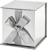 Boîte cadeau fermée avec ruban argenté, gaufrage et pelliculage mat pour mariages, fêtes et boutiques