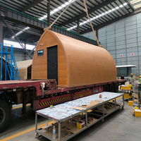 Maison conteneur à toit arqué, surface imitation bois, cabane modulaire préfabriquée, maison mobile résistante aux intempéries pour le glamping en parc