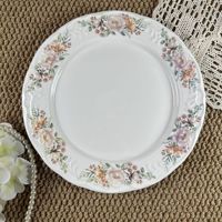 Assiette de dîner en porcelaine de luxe léger de style français du milieu du siècle, à motifs floraux d'été en relief profond, compatible micro-ondes et lave-vaisselle