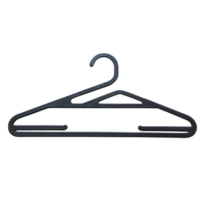 Perchas de plástico negras para ropa, de cuerpo plano, de 5 mm, fáciles de limpiar, para hotel, directamente de fábrica. - Product Image 1