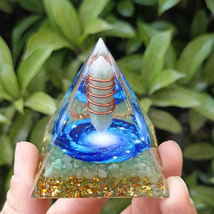 Pyramide en résine époxy avec pierres de cristal, ornement de bureau artisanal avec lumières, décoration d'aquarium, Green East Tomb Blue Vortex - Product Image 2