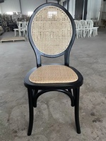 Chaise Monet en rotin en bois empilable pour mariage, événement, location de fête, salle à manger