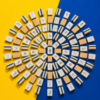 Fichas de Mahjong Americanas Blancas y Verdes en Capas con Tapete de Mahjong Estampado Floral Azul Claro de 800x800mm, Juego de Guía