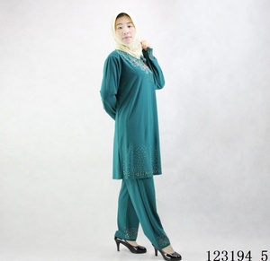 Abaya élégante pour femmes musulmanes, ornée de strass et à motif de rhododendrons, vêtement de culte islamique, polyester respirant. - Product Image 1