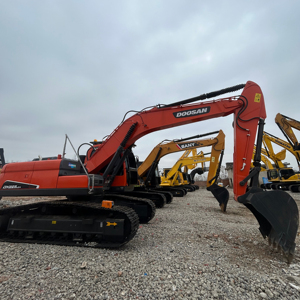 รถขุด Doosan DX225LC มือสอง ขนาด 22 ตัน เครื่องยนต์ Isuzu ระบบไฮดรอลิก ปั๊มเกียร์ Tier 3 ไม่มี DEF รุ่นปี 2024 สำหรับงานขุดหินขนาดเล็ก บรรทุกหินรวม - Product Image 1