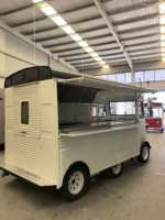 Compacte mini fiberglass fastfoodkar met luifel & displayrek, lichtgewicht aanhanger voor snoep- en streetfoodverkoop