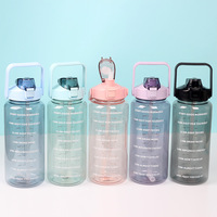 Bouteilles d'eau de sport JM Custom de 2 litres, 64 oz, portables, colorées, en plastique transparent, réutilisables, avec paille et couvercle