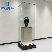 Vitrine autoportante haute en verre trempé avec base et éclairage LED pour vases anciens et objets de musée