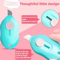 Ce mini couteau utilitaire est mignon et original. Le petit couteau à découper le papier est prêt à être sorti de la boîte