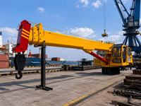 Grue hydraulique marine robuste avec flèche télescopique pour des opérations navales fiables et productives
