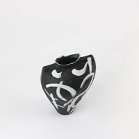Vase en résine abstrait noir et blanc, bouche asymétrique irrégulière, vase de table moderne pour la décoration de la maison, de la villa et des mariages, vente en gros, OEM