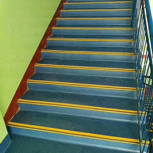 Profilés de nez de marche antidérapants modernes en PVC, bande de finition épaisse pour escaliers, <span class=keywords><strong>prix</strong></span> compétitifs, classe d'incendie B1, épaisseur 3mm/4mm - Product Image 5