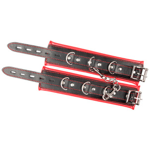 Menottes en cuir noir avec surpiqûres rouges et chaîne pour usage bondage adulte - Product Image 3
