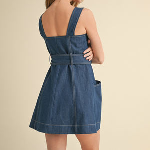 فستان دينيم نسائي مخصص من المصنع بدون أكمام مع أزرار وحزام للزينة - Product Image 4