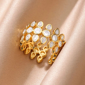 Bague ouverte plaquée or 18 carats en forme de X avec zircon rayé incrusté, style luxe léger, ajustable pour femme - Product Image 1