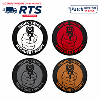 Badge moral en PVC souple 3D triangulaire, résistant à l'eau, avec logo personnalisé et fixation auto-agrippante, en stock