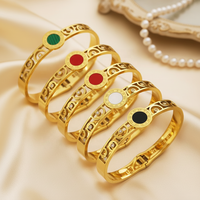 Bracelet manchette vintage en acier inoxydable avec chiffres romains, malachite, agate noire et disque de coquillage blanc – Bijou inaltérable – En stock