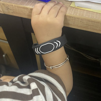 سوار سيليكون قابل للتعديل للإتصال في حالات الطوارئ للأطفال NTAG NFC سوار RFID للأطفال
