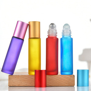 Best-seller CAPOT – Flacon roll-on en verre coloré de 5 ml et 10 ml pour parfum et huiles essentielles avec couvercle sérigraphié - Product Image 4