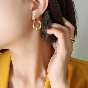 Pendientes de botón en forma de J, chapados en oro, de diseño sencillo y moderno, para mujer. - Product Image 5
