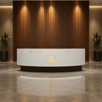 Bureau de réception haut de gamme personnalisé en surface solide blanche avec logo sérigraphié en métal et bois pour hôtel, bureau, hall d'entrée