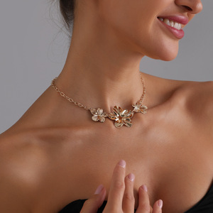 Bijoux transfrontaliers européens et américains Rétro Simple Ins Collier fleur à cinq pétales Chaîne de clavicule métallique Niche polyvalente - Product Image 2