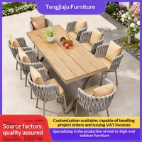 Ensemble table et chaises d'extérieur pour patios et terrasses - Mobilier d'extérieur en rotin tressé avec structure en aluminium, style nordique minimaliste, pour une détente décontractée
