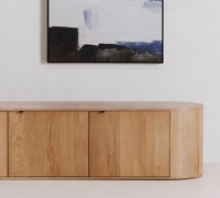 Lemari Bufet Kayu Oak Lengkung Modern, Meja TV Kayu Alami dengan 3 Pintu, Konsol Media Minimalis dengan Gagang Tersembunyi