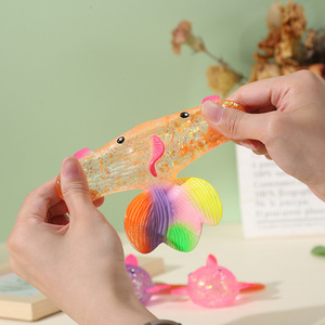 Giocattolo Squishy Antistress a Forma di Pesce Rosso con Polvere Dorata e Coda Colorata, un Giocattolo Originale e Unico - Product Image 3