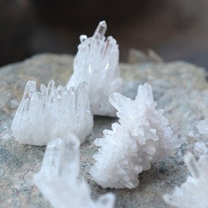 2-8 cm Naturel Brésilien Clair <span class=keywords><strong>Quartz</strong></span> Cluster de <span class=keywords><strong>Cristal</strong></span> Blanc en gros - Product Image 2